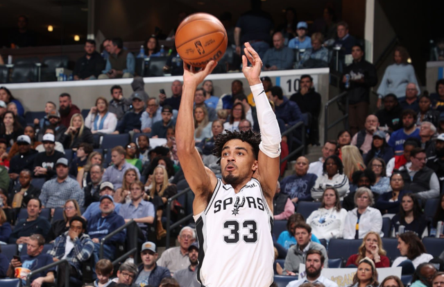 包含从山东男篮围绕西甲官宣签约到冲刺阶段圣安东尼奥马刺备战NBA季后赛，孟菲斯灰熊围绕CBA常规赛单刀错失的词条